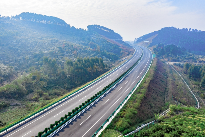 6.高速公路與群山相連，植被覆蓋率高，與原生態環境恢復有機結合.jpg